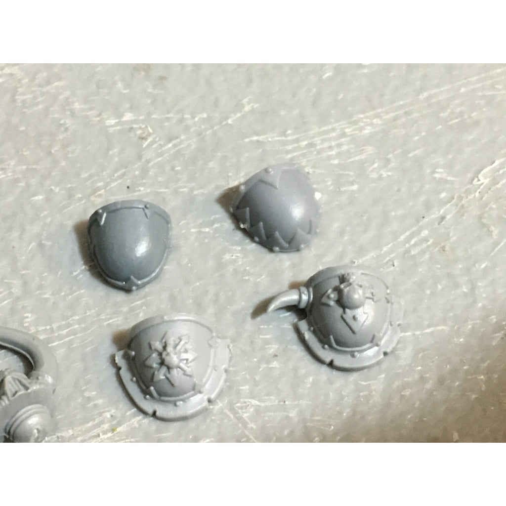 A23013 WARHAMMER 40K CHAOS SPACE MARINES MIXED TORSO HEAD SPECIAL GAMES WORKSHOP