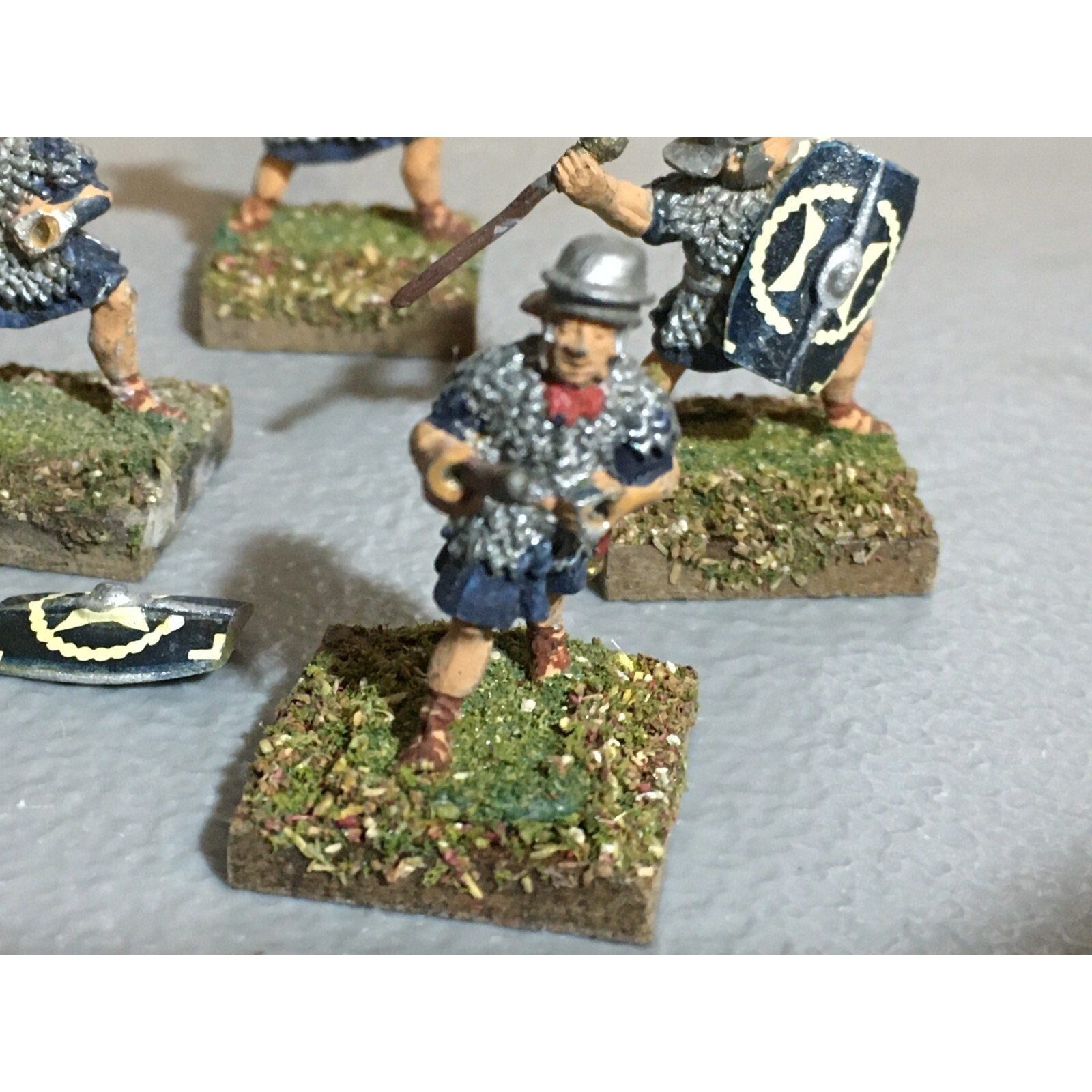 A23531 UNKNOWN METAL MINIATURES SOLDIERS WARRIORS ROMAN MISS 2 SPEARS