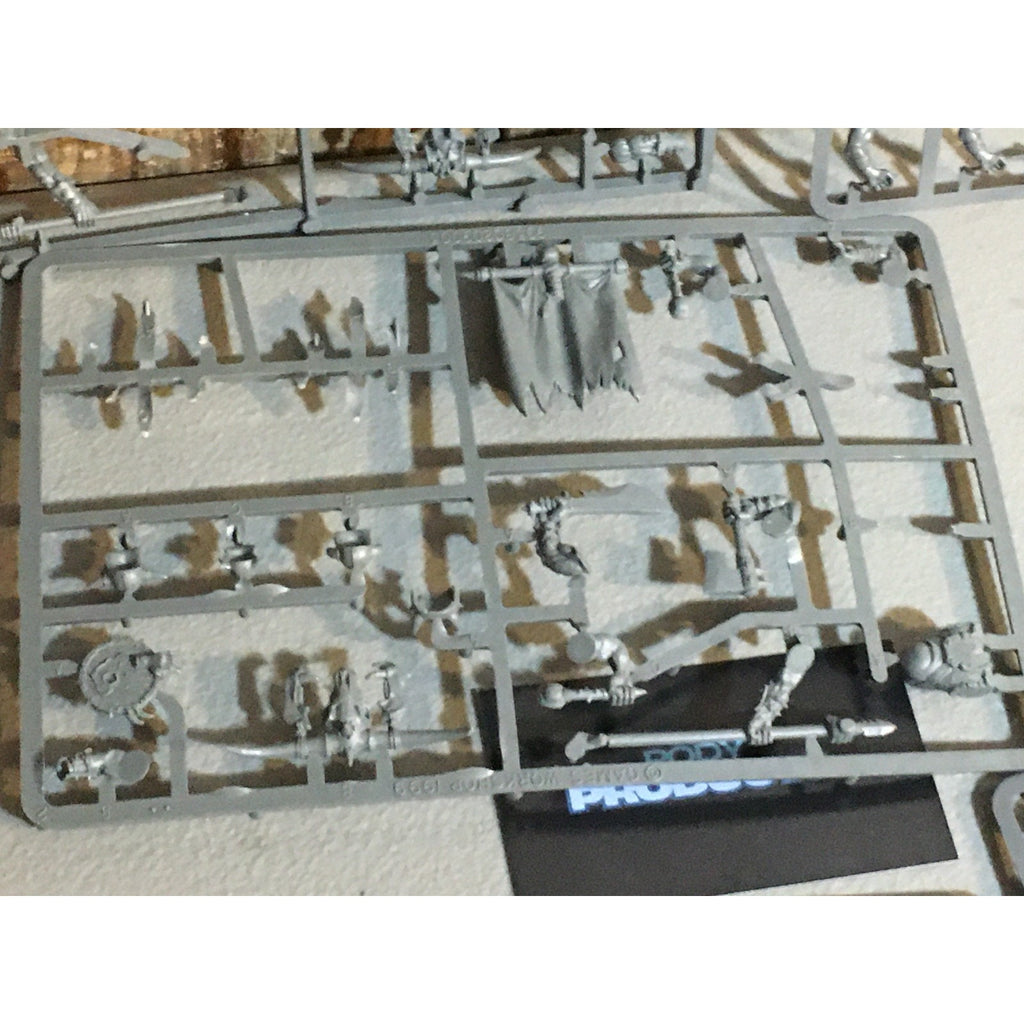 A33697 WARHAMMER FANTASY ORCS & GOBLINS BITS ON SPRUE LOT ORC BOYZ GW