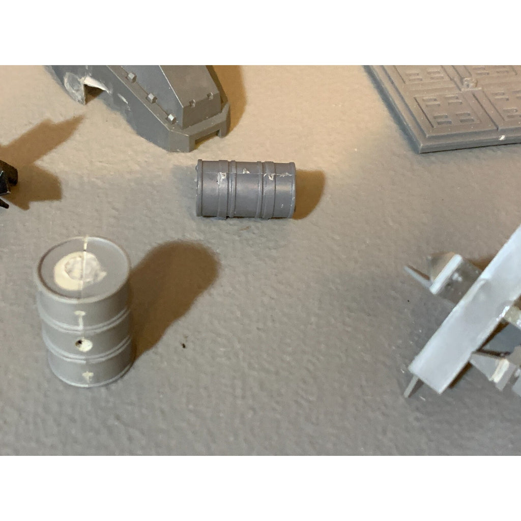 A23059 WARHAMMER 40K TERRAIN BITS LOT BARRICADES BARREL
