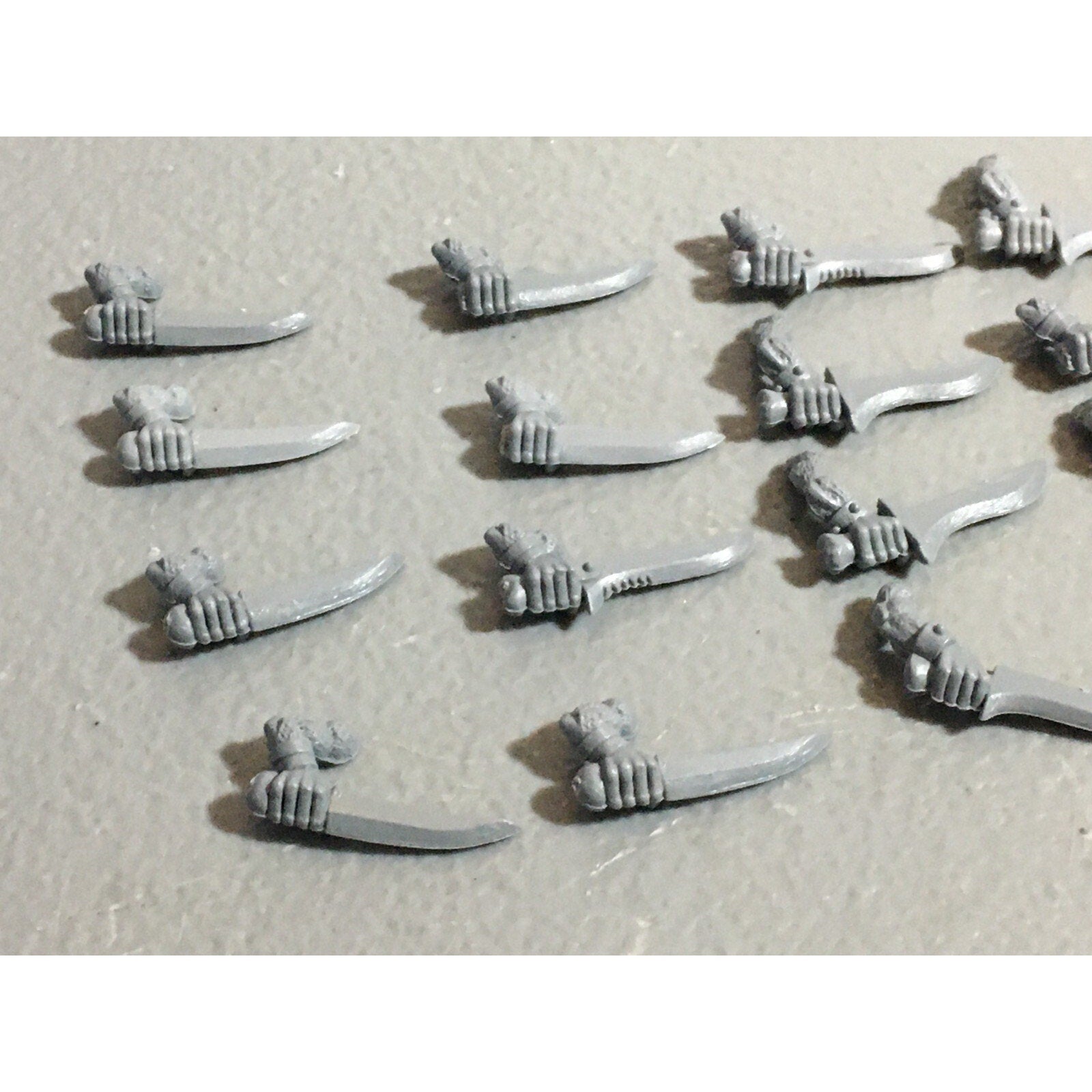 A22297 WARHAMMER FANTASY SKAVEN BITS LOT SWORD ARMS GAMES WORKSHOP GW