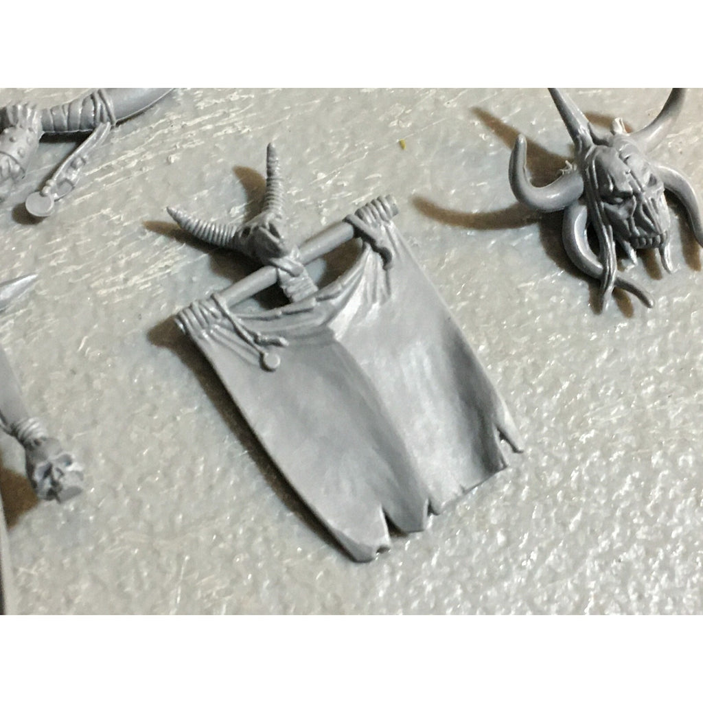 A23123 WARHAMMER FANTASY CHAOS BEASTMEN BITS LOT GORS BANNERS ARMS GW