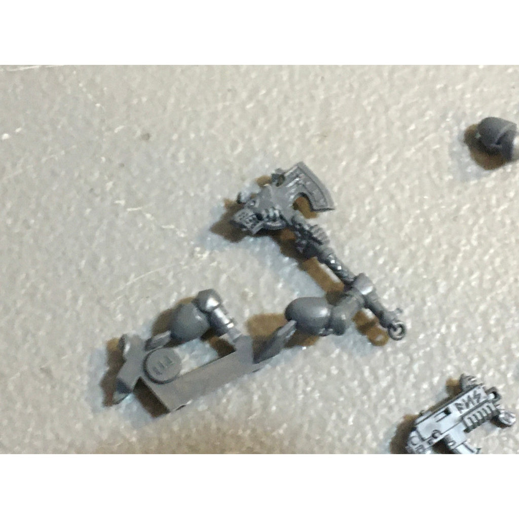 A29737 WARHAMMER 40K SPACE MARINES WOLVES BITS LOT BOLTERS PLASMA AXE ARMS GW