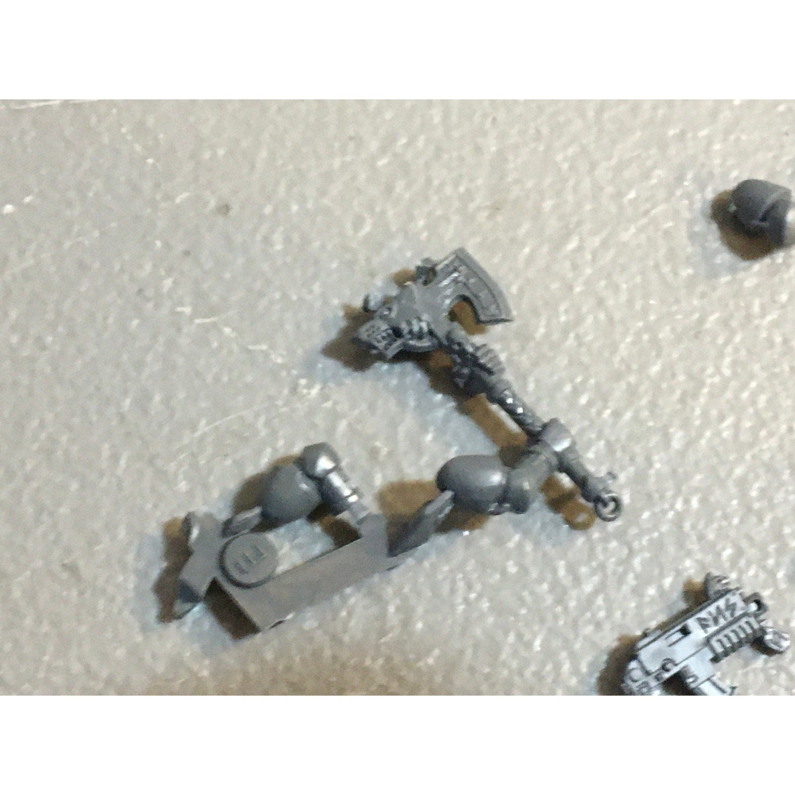 A29737 WARHAMMER 40K SPACE MARINES WOLVES BITS LOT BOLTERS PLASMA AXE ARMS GW