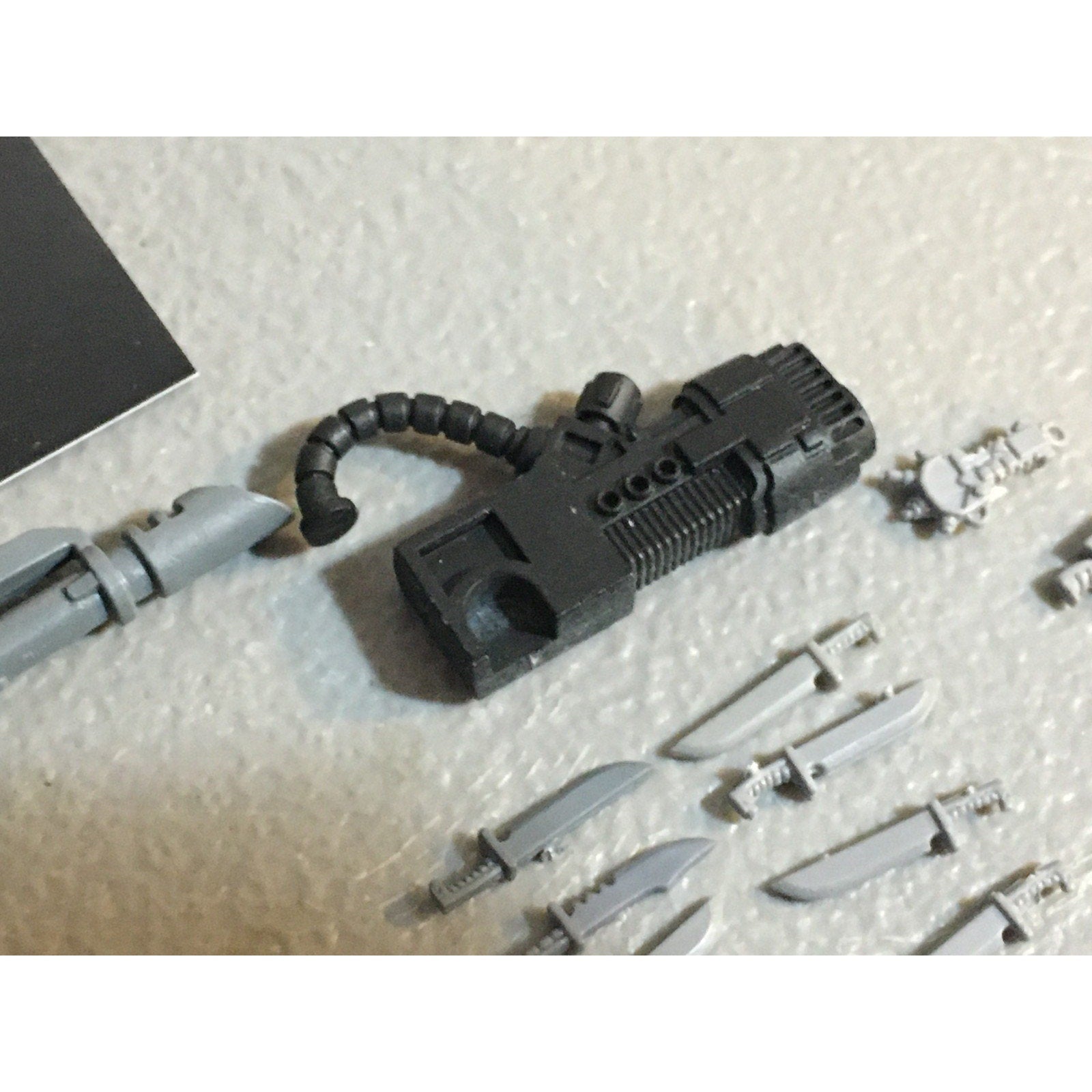 A33584 WARHAMMER 40K SPACE MARINES BITS LOT MIXED KNIFE CHEST MELTA GW