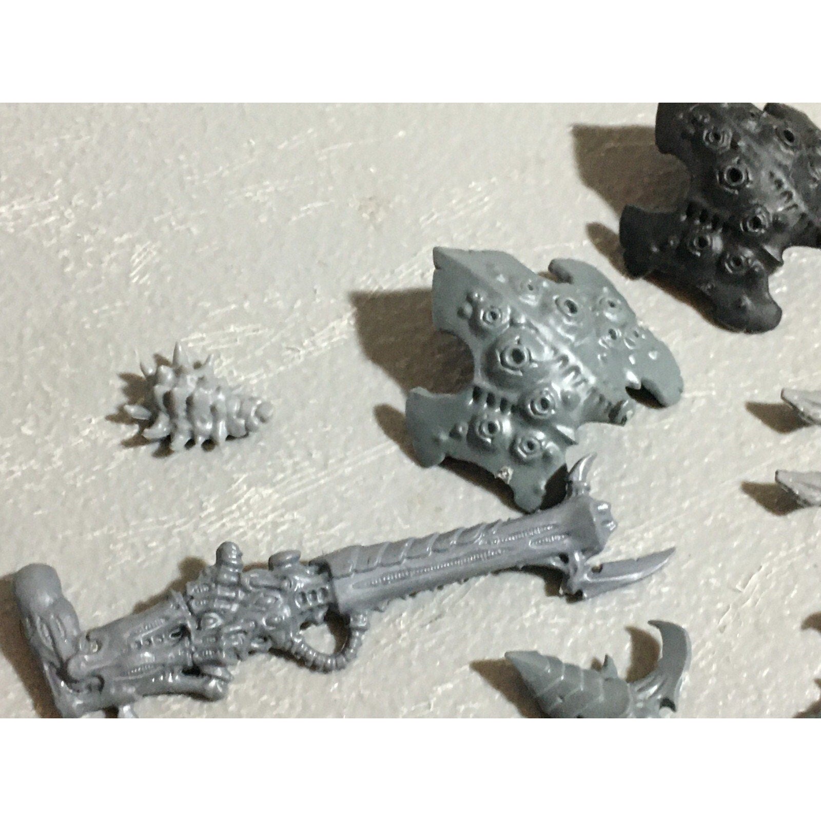 A22318 WARHAMMER 40K TYRANIDS BITS LOT MIXED GAMES WORKSHOP GW