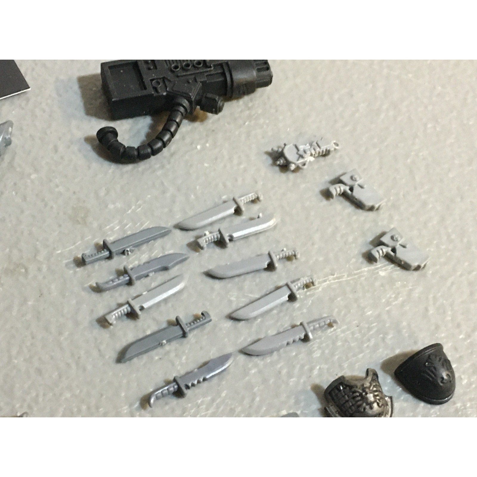 A33584 WARHAMMER 40K SPACE MARINES BITS LOT MIXED KNIFE CHEST MELTA GW