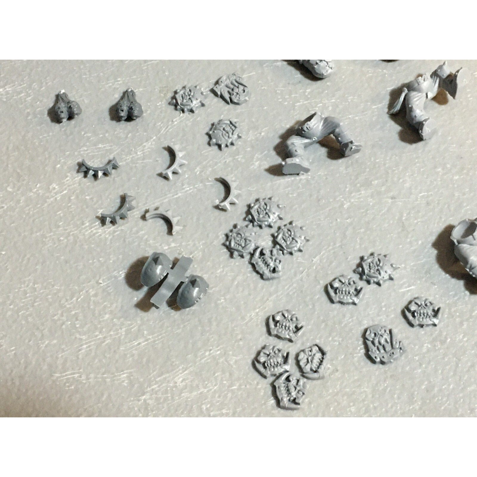 A23397 WARHAMMER FANTASY ORCS & GOBLINS BITS LOT ORC TORSOS LEGS ICONS GW