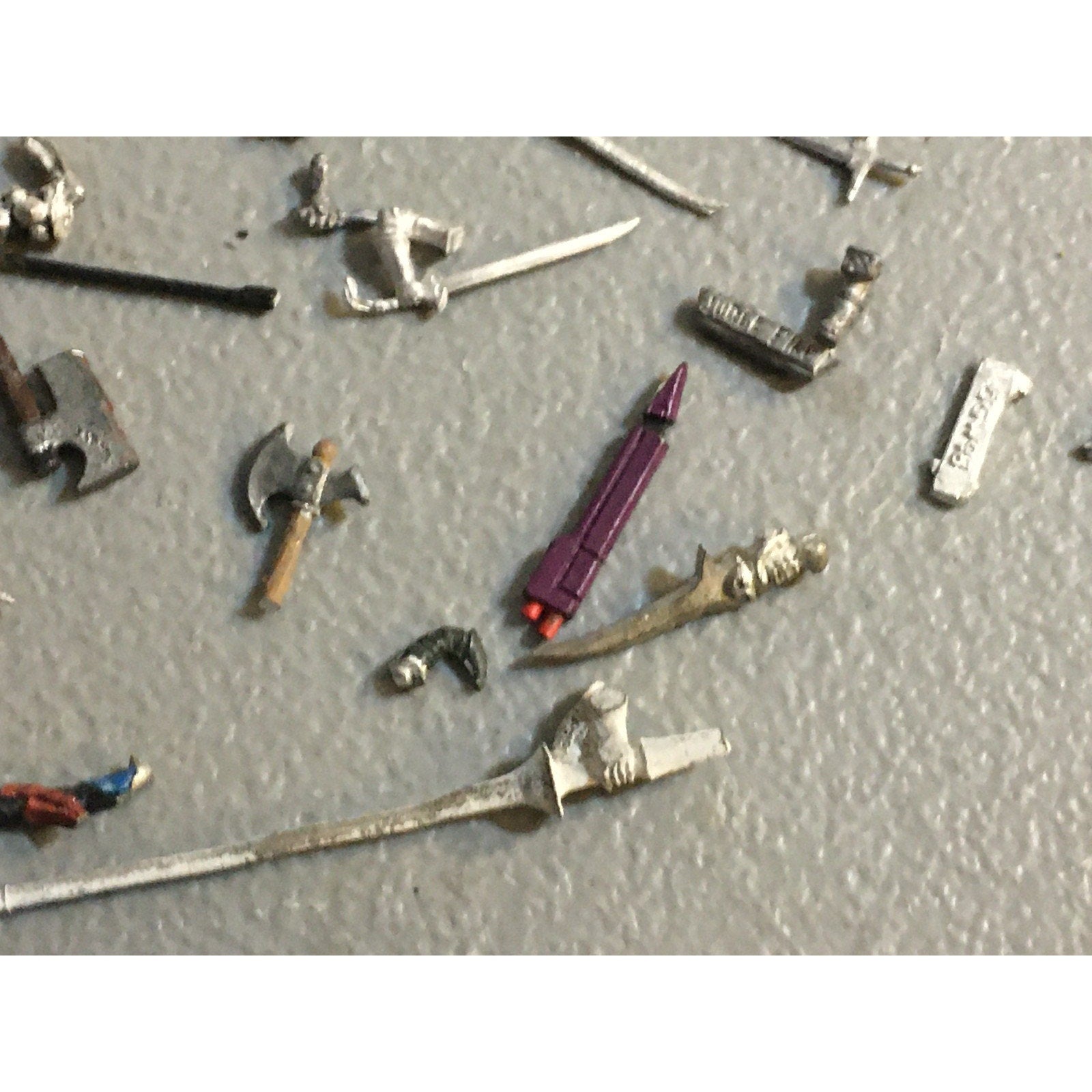 A32593 UNKNOWN MINIATURES METAL BITS LOT SWORD HEAD THRONE WEAPON CAPTAIN