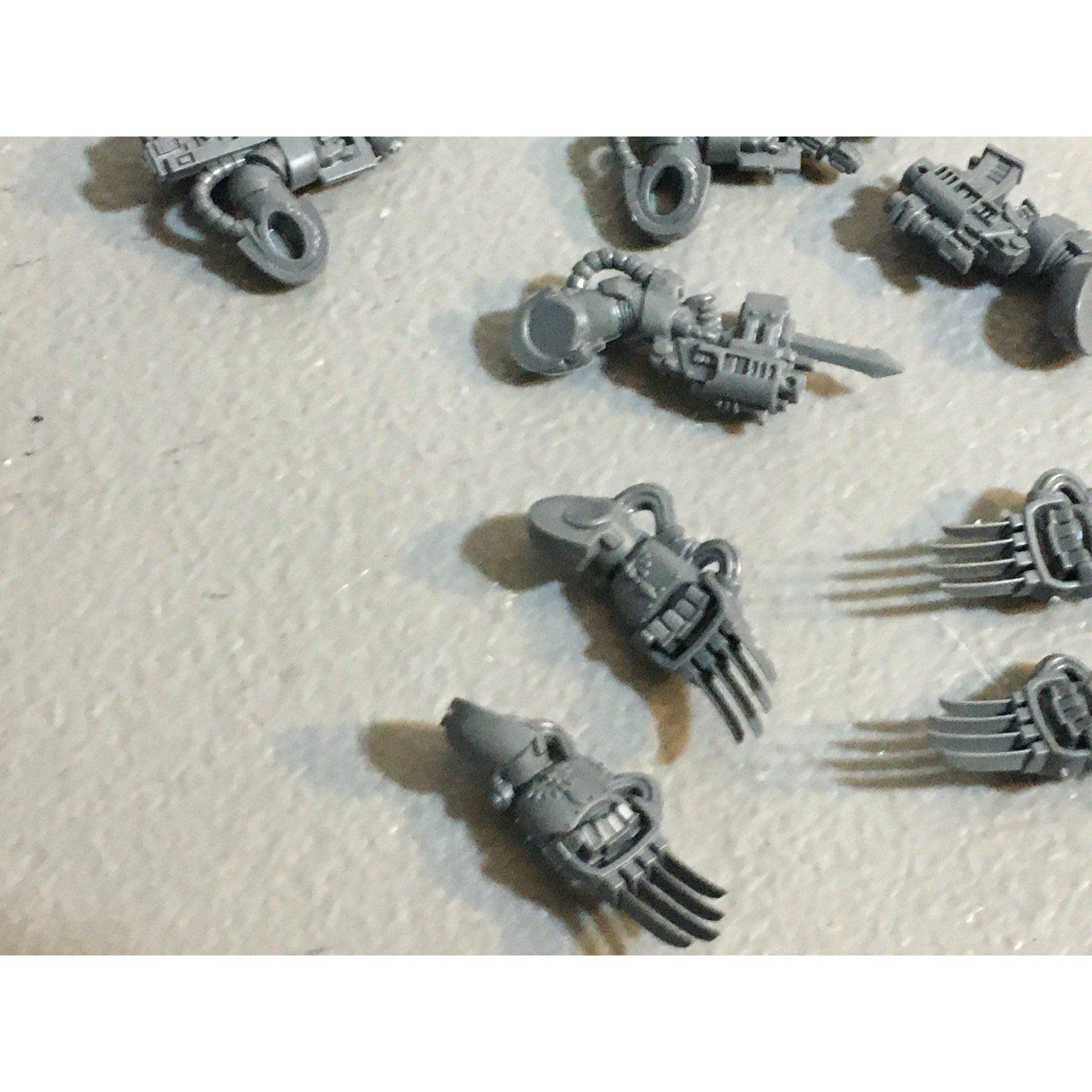A29423 WARHAMMER 40K SPACE MARINES DARK ANGELS BITS LOT ARMS CLAW HEAVY GW
