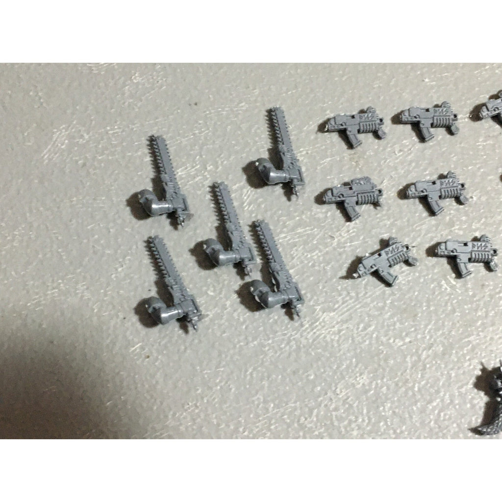 A22555 WARHAMMER 40K SPACE MARINES WOLVES BITS LOT BOLTERS CHAINSWORDS GW