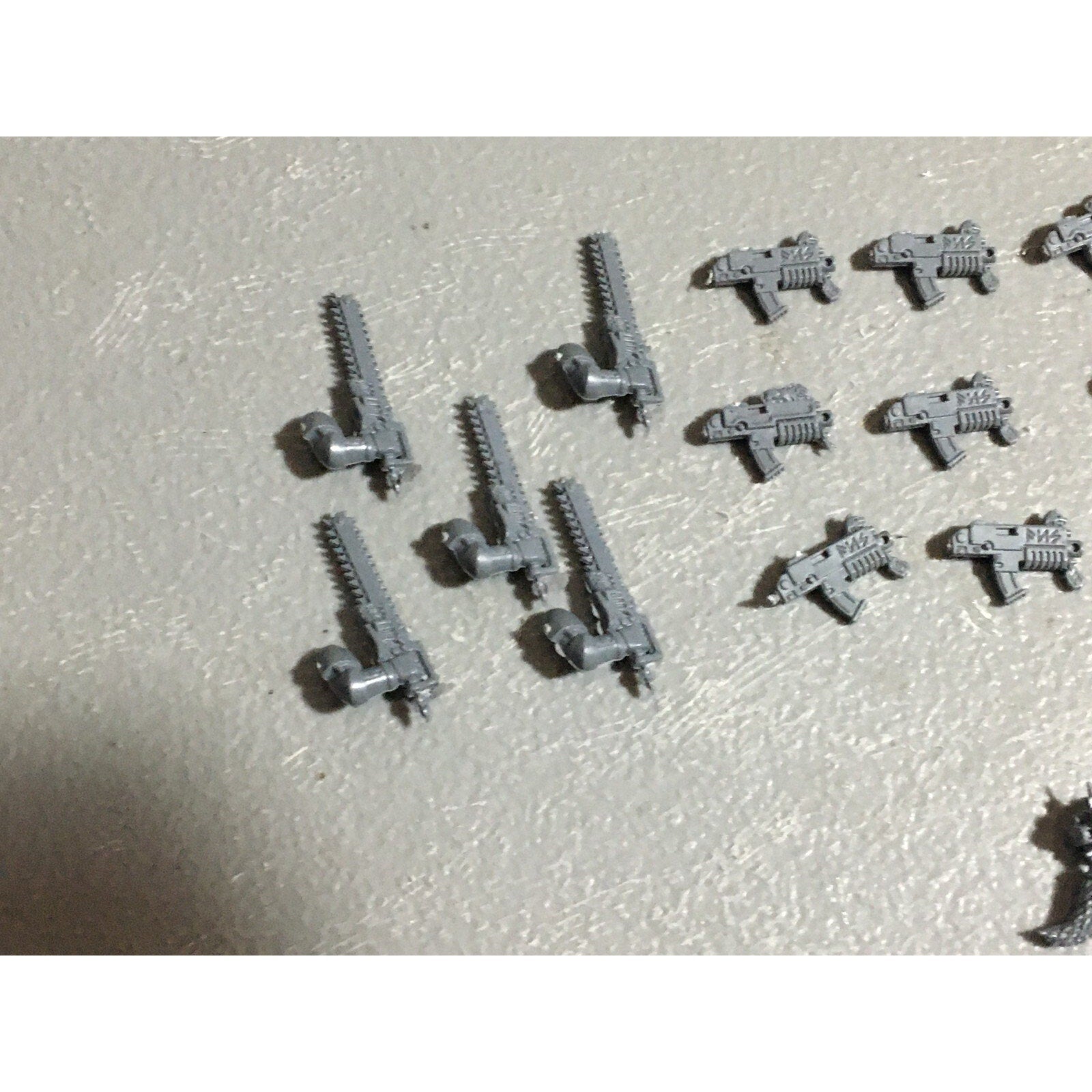 A22555 WARHAMMER 40K SPACE MARINES WOLVES BITS LOT BOLTERS CHAINSWORDS GW