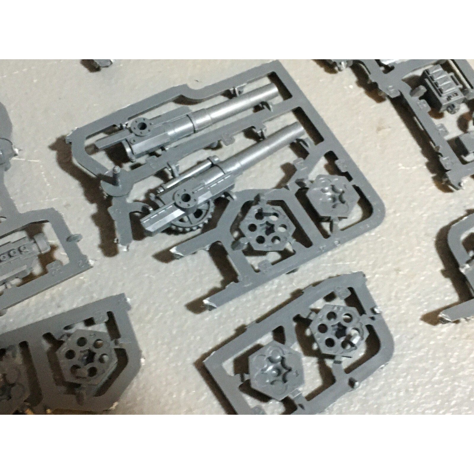 A20991 WARHAMMER 40K ASTRA IMPERIAL GUARD BITS ON SPRUE LOT SCIONS ARTILLERY