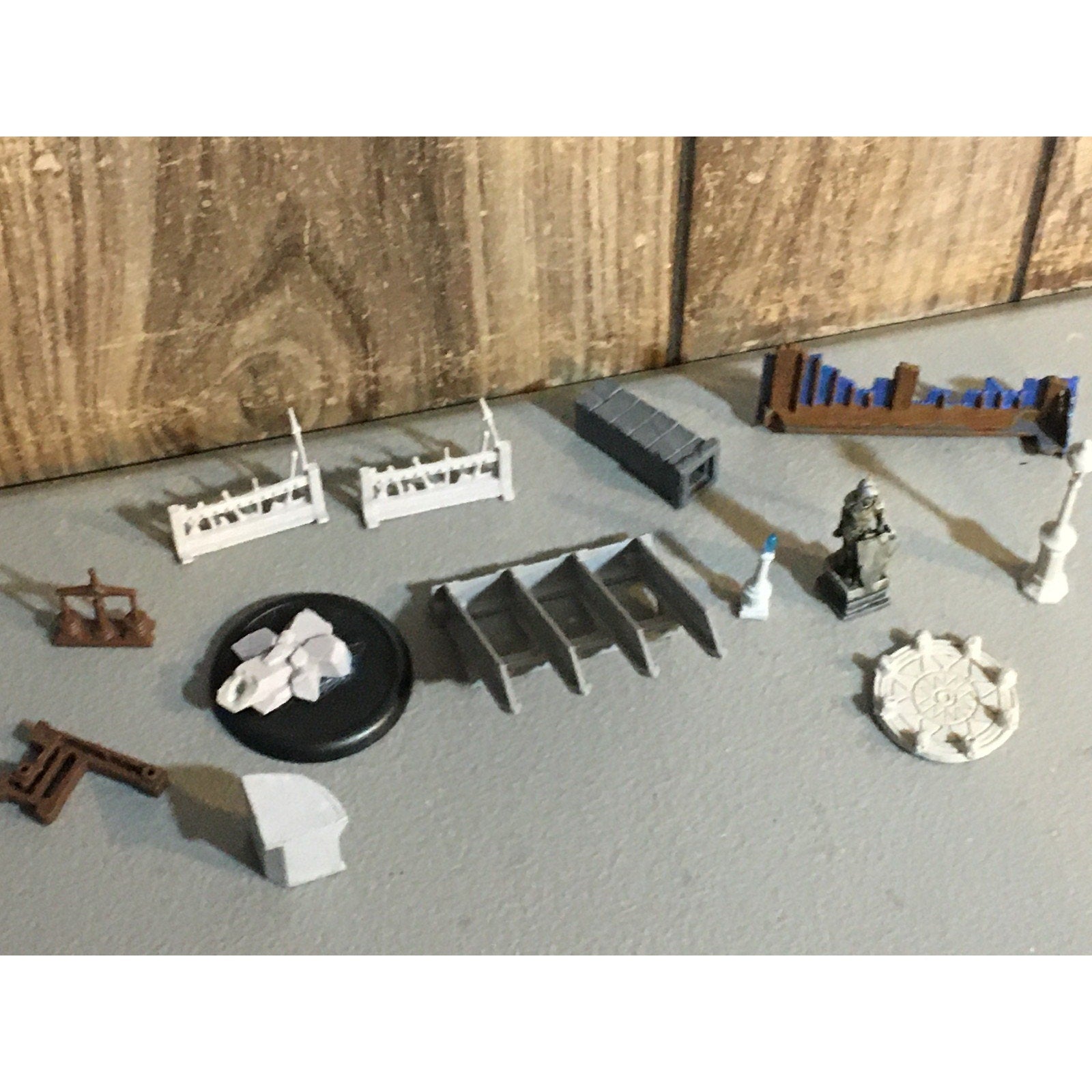 A32576 UNKNOWN MINIATURES PLASTIC TERRAIN LOT STATUE WEAPON RACK WALL LAMP POST