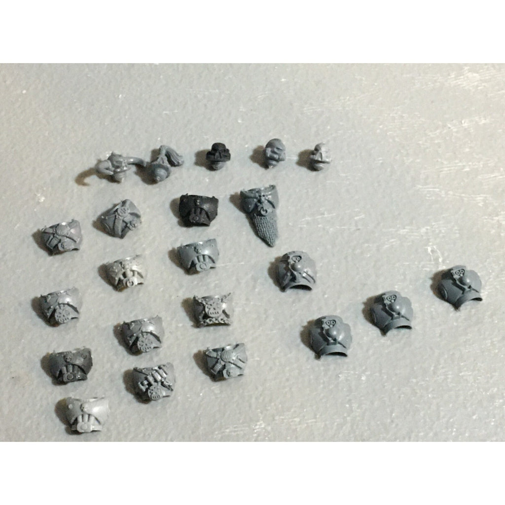 A23073 WARHAMMER 40K CSM CHAOS SPACE MARINES BITS LOT HEADS TORSOS GW