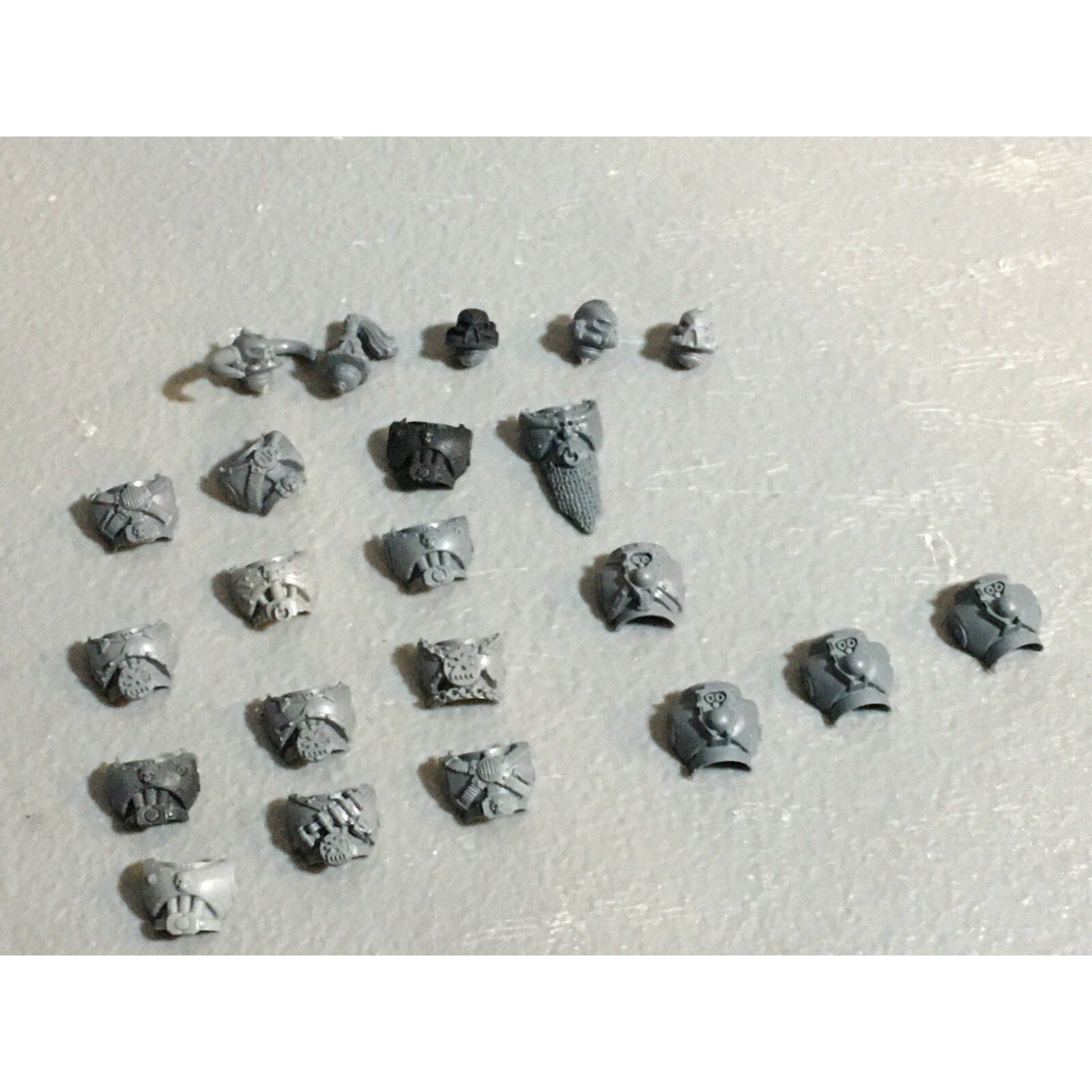 A23073 WARHAMMER 40K CSM CHAOS SPACE MARINES BITS LOT HEADS TORSOS GW