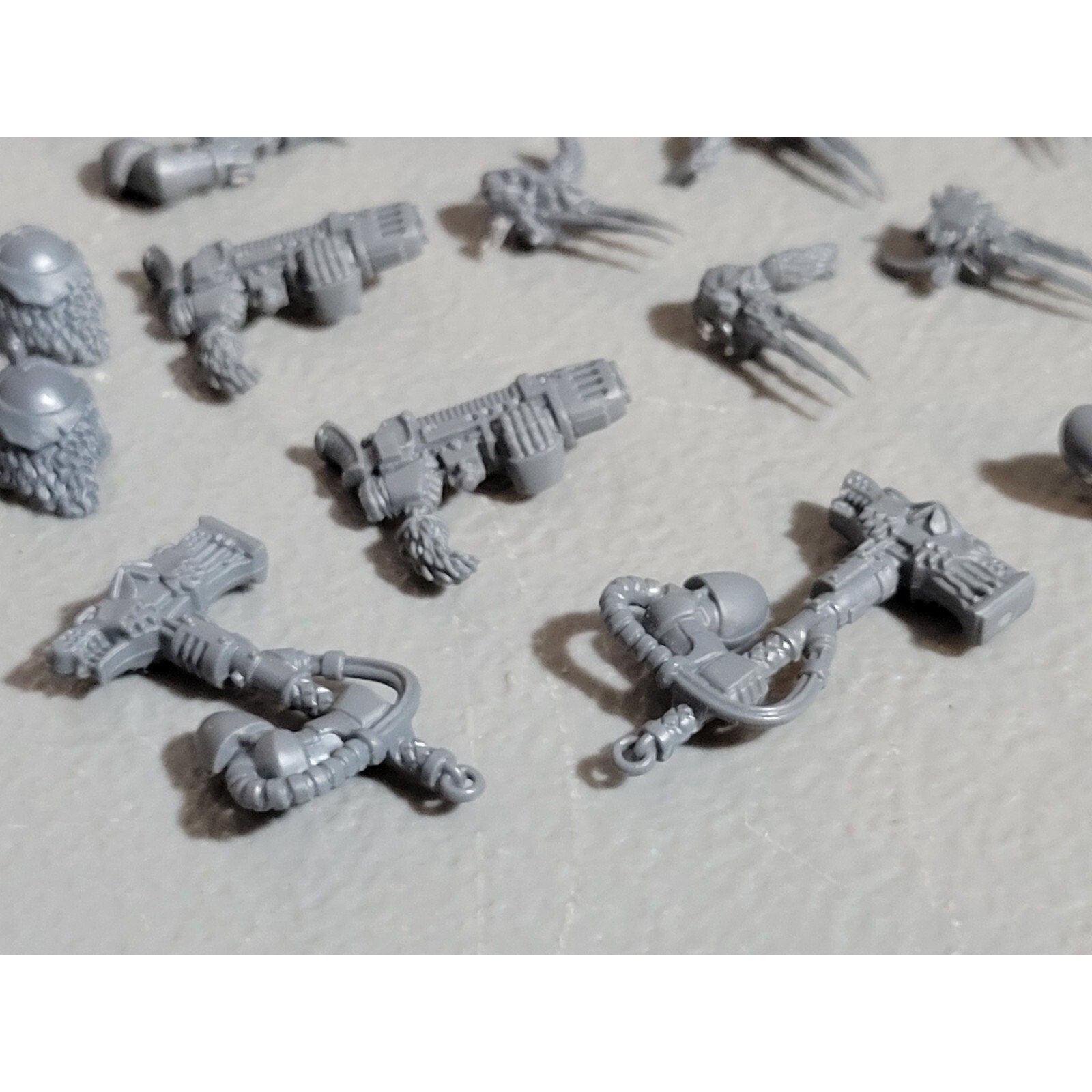 A18452 WARHAMMER 40K SPACE MARINES WOLVES BITS LOT PLASMA POWER SHOULDER HAMMER