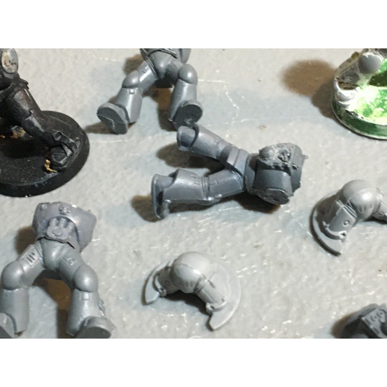 A24527 WARHAMMER 40K SPACE MARINES BITS LOT TORSOS LEGS ARMS GW