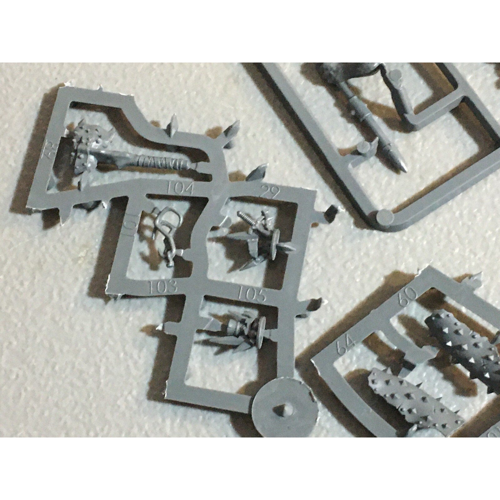A23589 WARHAMMER AOS FANTASY OGRE KINGDOMS MAWTRIBES BITS ON SPRUE LOT ARMS EXTR