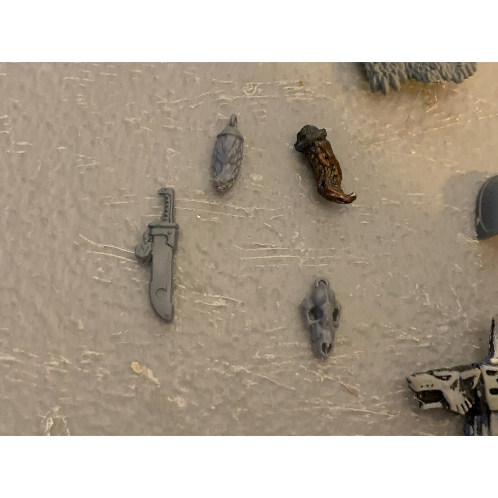 A23300 WARHAMMER 40K SPACE MARINES SPACE WOLVES BITS LOT TAIL GUNS HEADS GW
