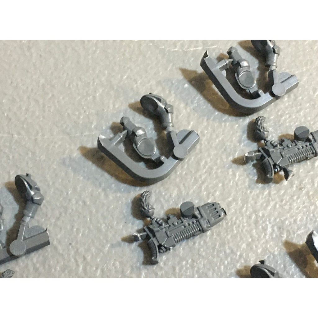 A29732 WARHAMMER 40K SPACE MARINES WOLVES BITS LOT PLAMSA GUNS W ARMS GW