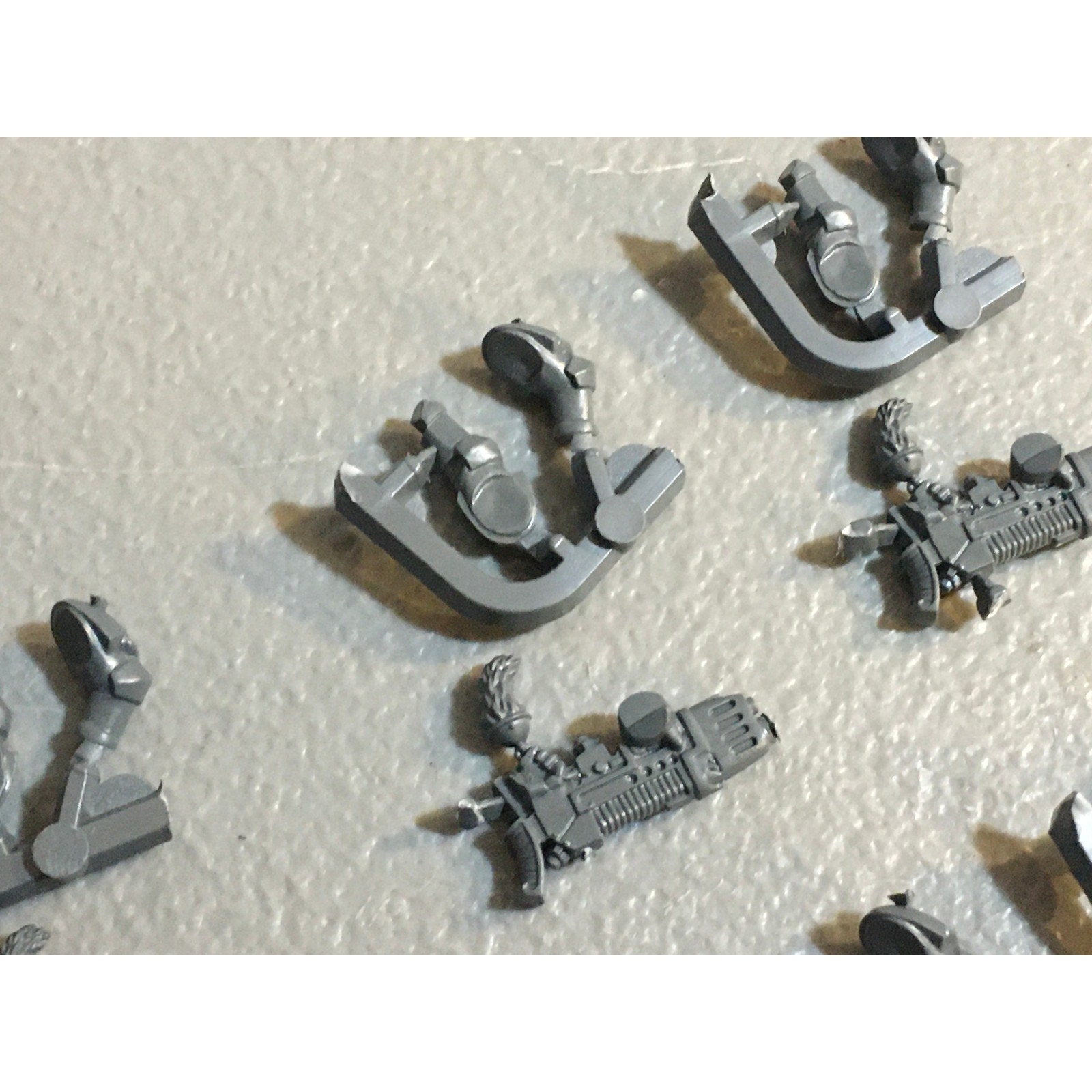 A29732 WARHAMMER 40K SPACE MARINES WOLVES BITS LOT PLAMSA GUNS W ARMS GW