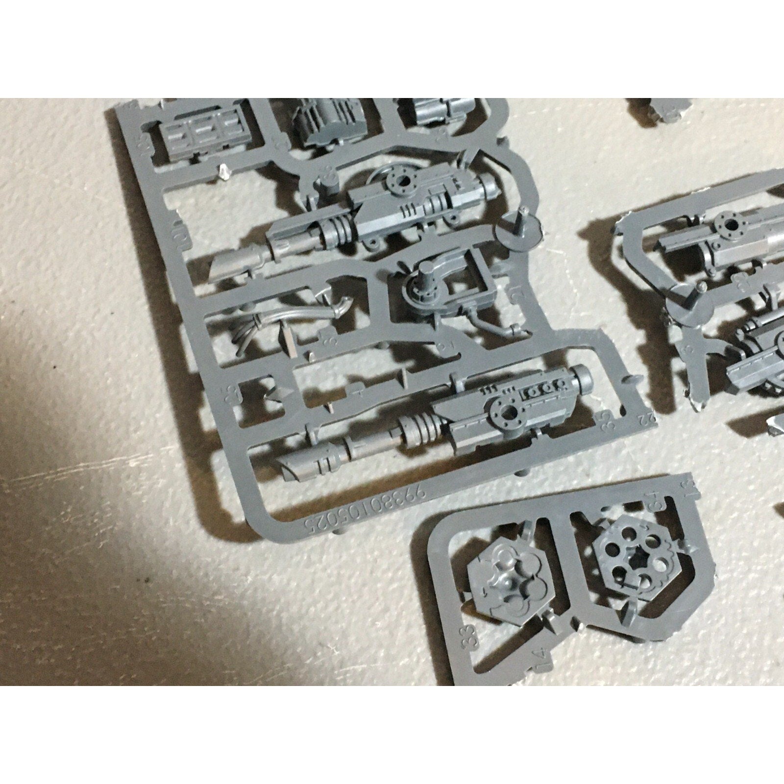 A20991 WARHAMMER 40K ASTRA IMPERIAL GUARD BITS ON SPRUE LOT SCIONS ARTILLERY