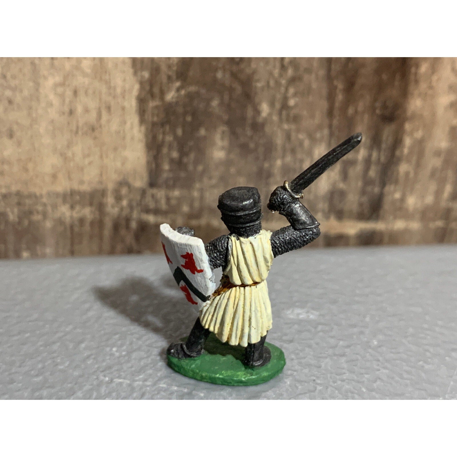 A10015 RAL PARTHA METAL OOP AVALON MAN AT ARMS SWORD RAISED FULL HELM PAINTED