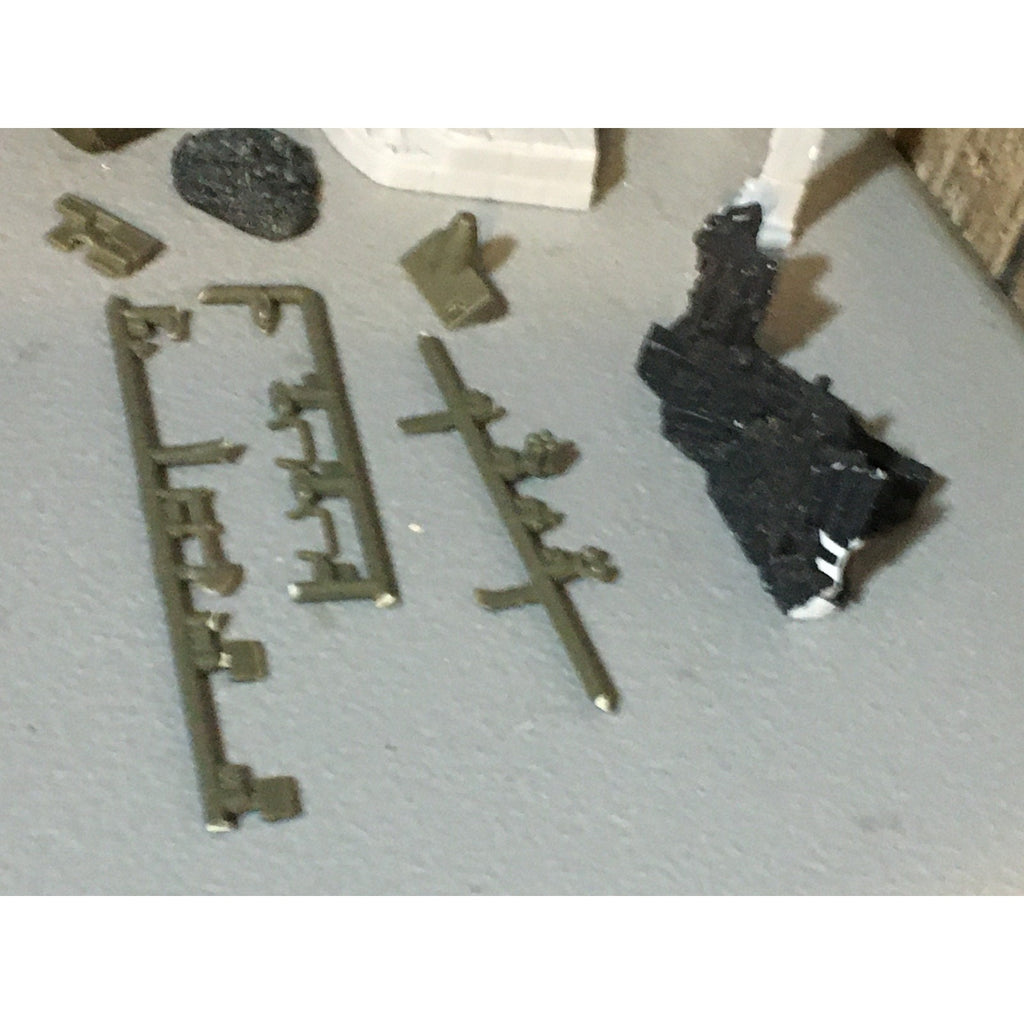 A32572 UNKNOWN MINIATURES PLASTIC MINIATURES LOT TERRAIN ARCH WALL DOORWAY