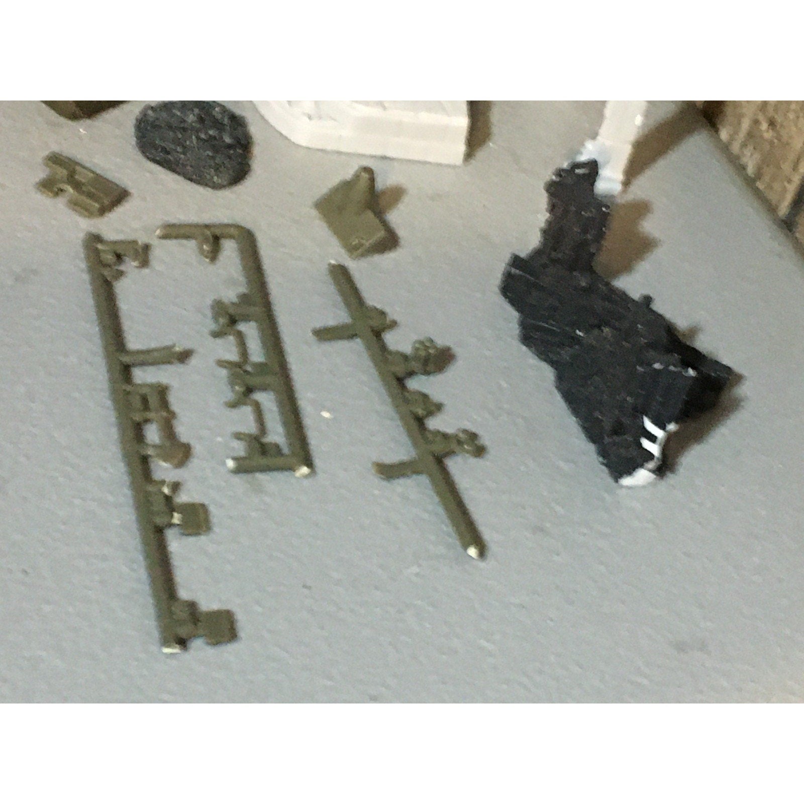 A32572 UNKNOWN MINIATURES PLASTIC MINIATURES LOT TERRAIN ARCH WALL DOORWAY