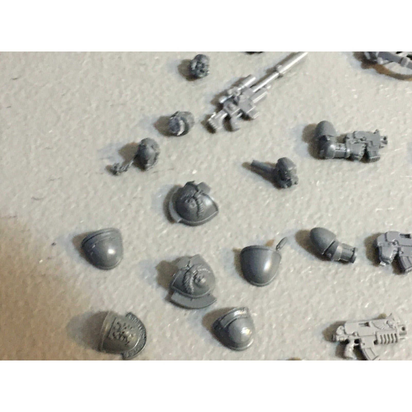 A29482 WARHAMMER 40K SPACE MARINES BITS LOT ARMS BOLTERS HEADS GW