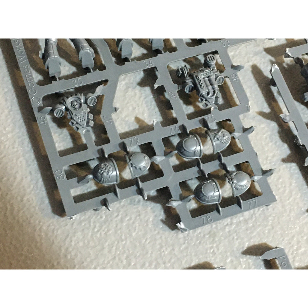 A29496 WARHAMMER 40K SPACE MARINES DARK ANGELS BITS ON SPRUE LOT RAVENWING GW