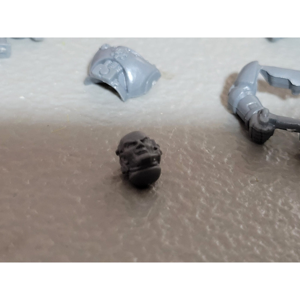 A17964 WARHAMMER 40K SPACE MARINES TANK GUNNER BITS LOT