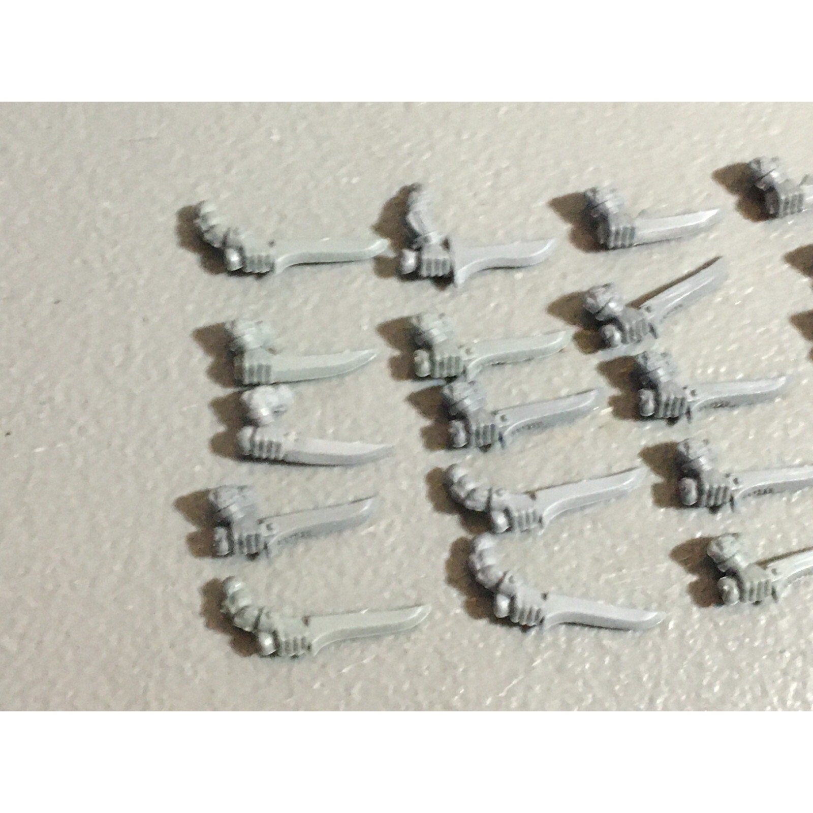 A22298 WARHAMMER FANTASY SKAVEN BITS LOT SWORD ARMS GAMES WORKSHOP GW