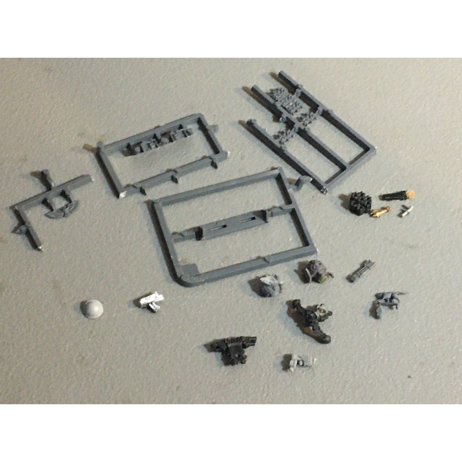 A32874 WARHAMMER 40K MIXED BITS LOT SPACE MARINES WOLVES CHAOS GW