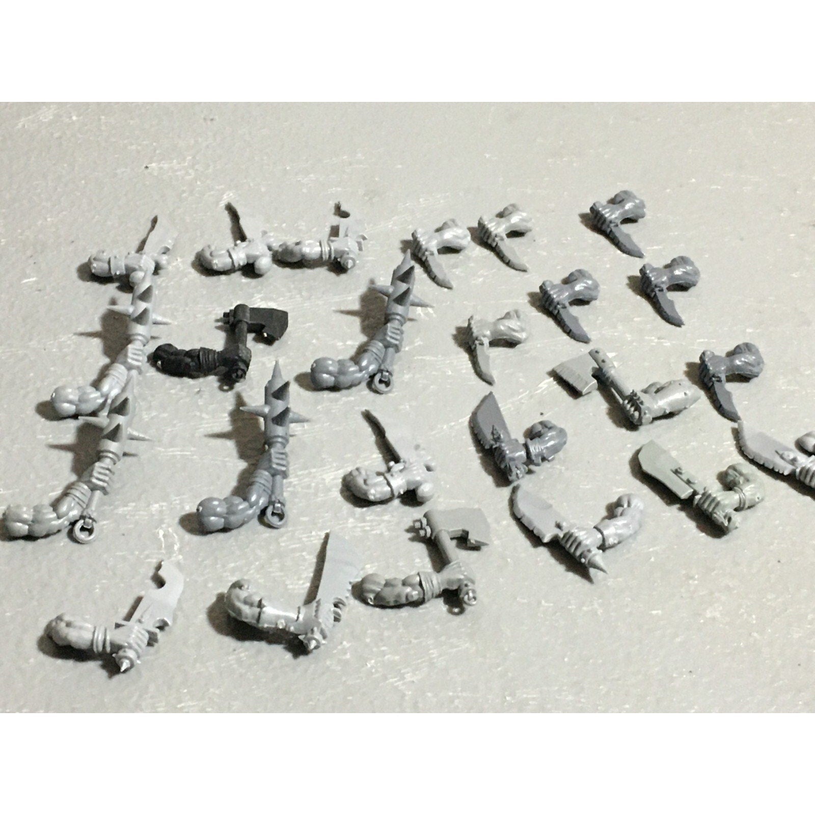 A22610 WARHAMMER FANTASY ORCS & GOBLINS BITS LOT ORC BOYZ HAND WEAPONS GW