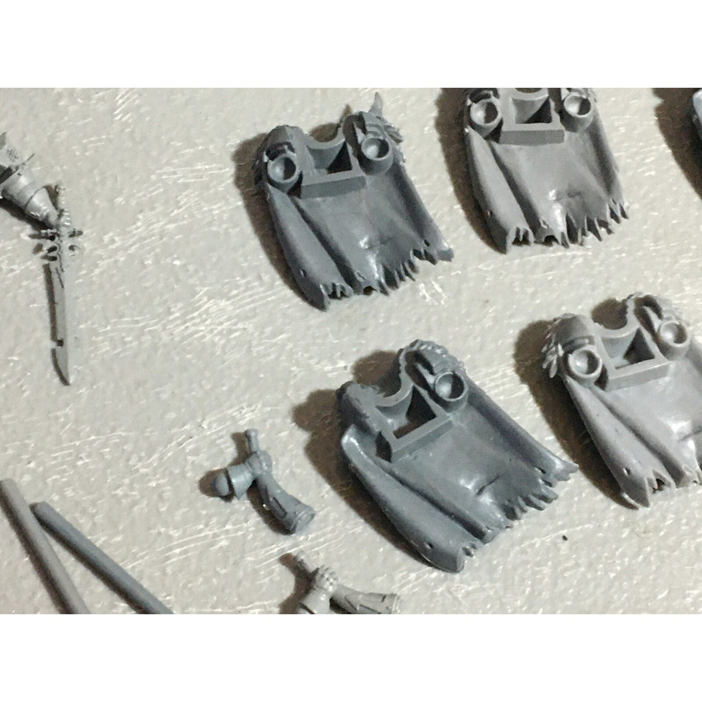 A22233 WARHAMMER FANTASY CHAOS MORTALS BITS LOT TORSO BACKS COMM GAMES WORKSHOP