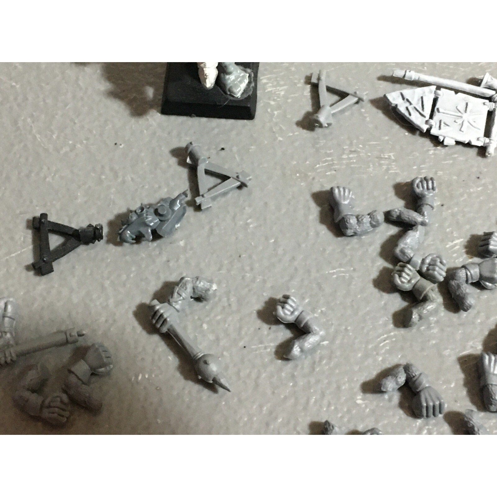 A22308 WARHAMMER FANTASY SKAVEN BITS LOT MIXED ARMS ICONS TAIL GAMES WORKSHOP GW
