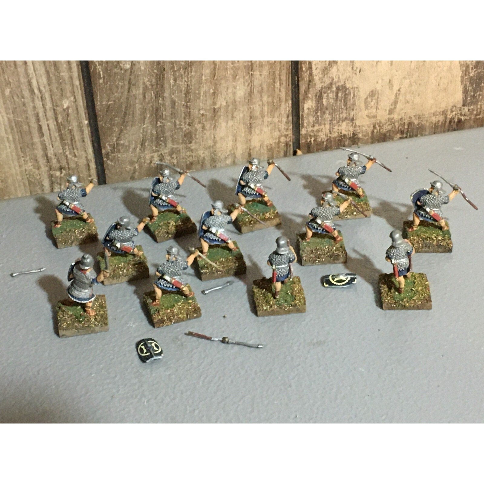 A23531 UNKNOWN METAL MINIATURES SOLDIERS WARRIORS ROMAN MISS 2 SPEARS