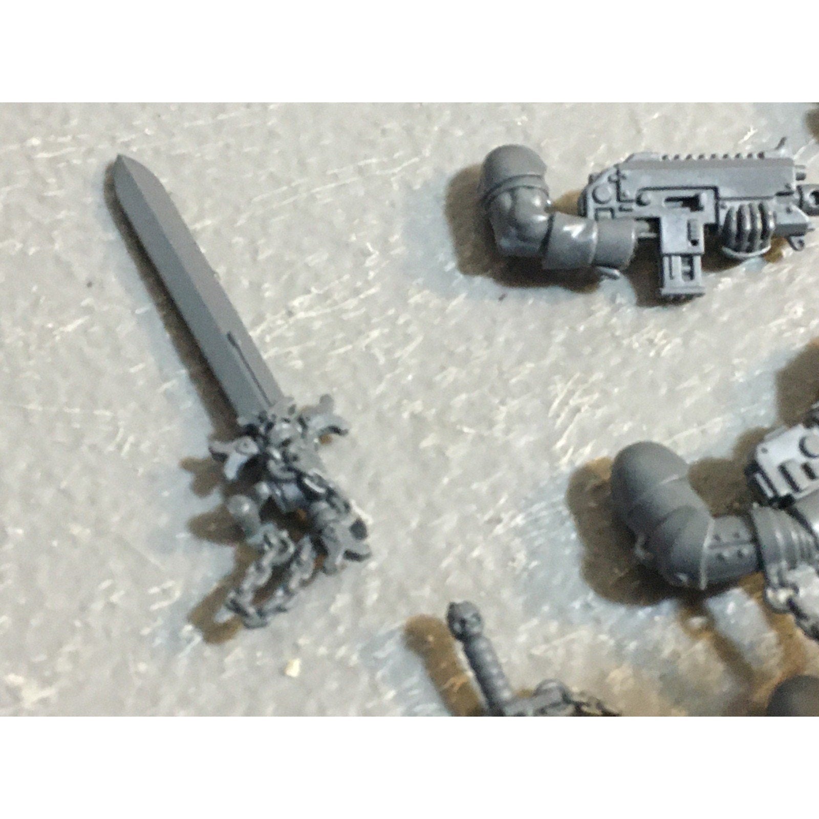 A29481 WARHAMMER 40K SPACE MARINES BLACK TEMPLARS BITS LOT BOLTER SWORD ARM GW