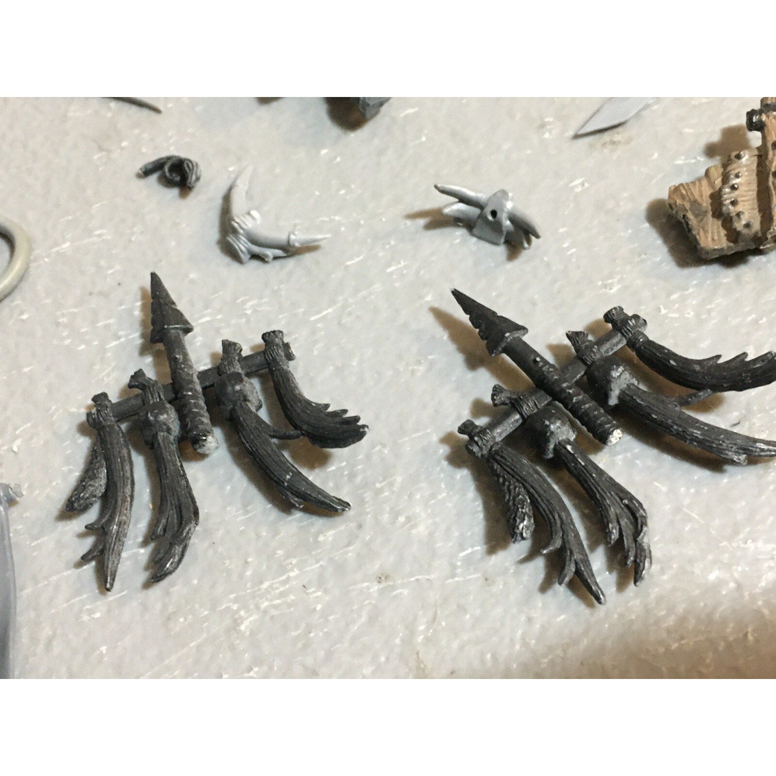 A23434 WARHAMMER FANTASY ORCS & GOBLINS BITS LOT MIXED ARM BANNER KNIFE GW