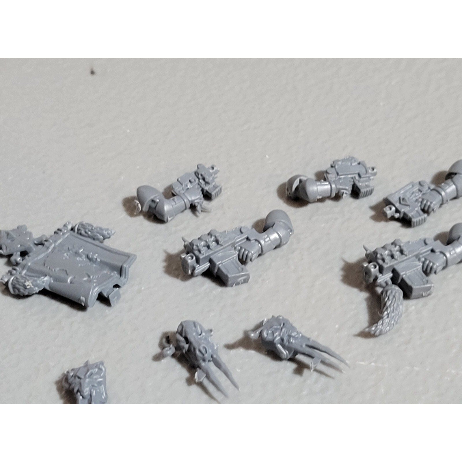 A18452 WARHAMMER 40K SPACE MARINES WOLVES BITS LOT PLASMA POWER SHOULDER HAMMER