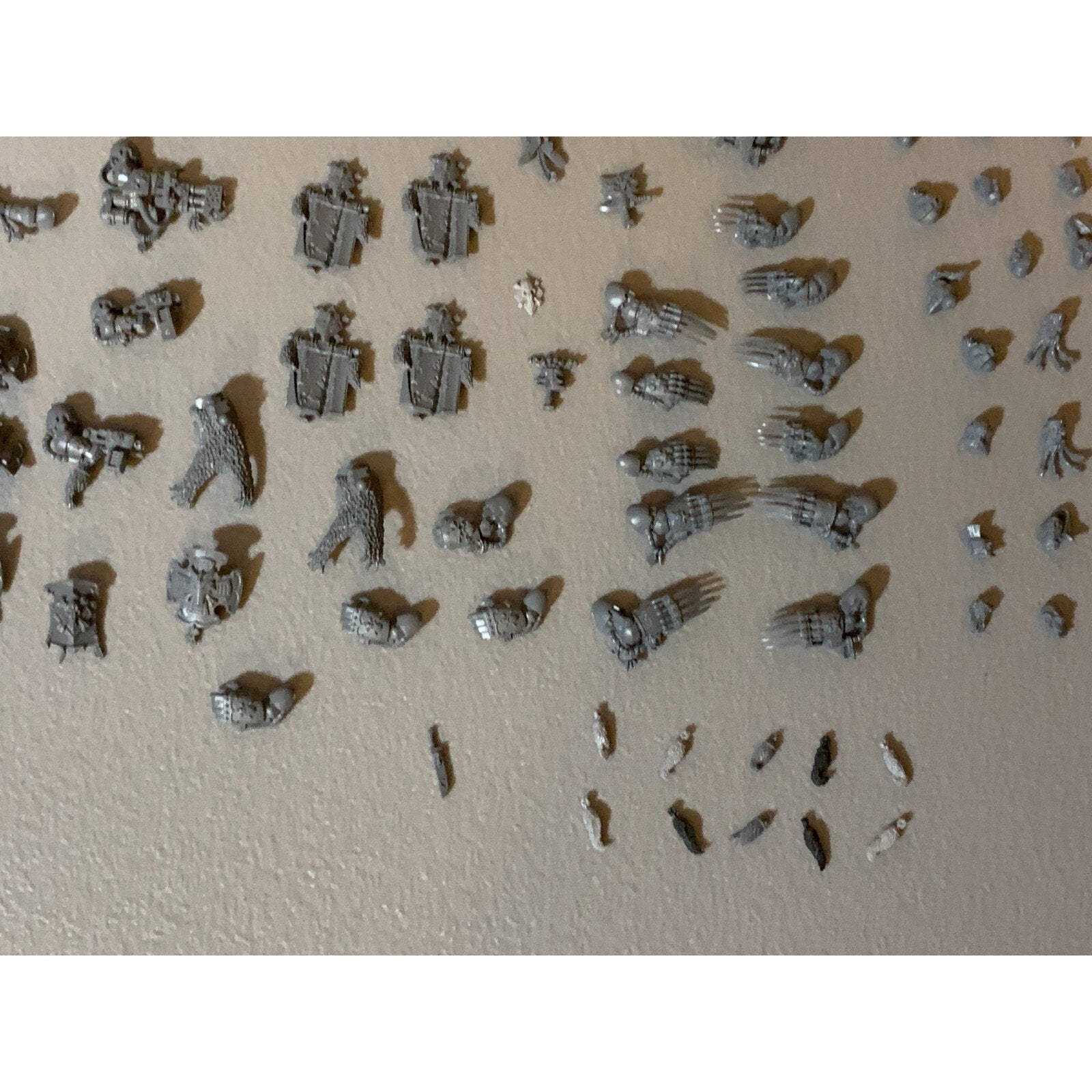 A23060 WARHAMMER 40K MARINES SPACE WOLVES HUGE BITS LOT HEADS ARMS HAMMERS GUNS