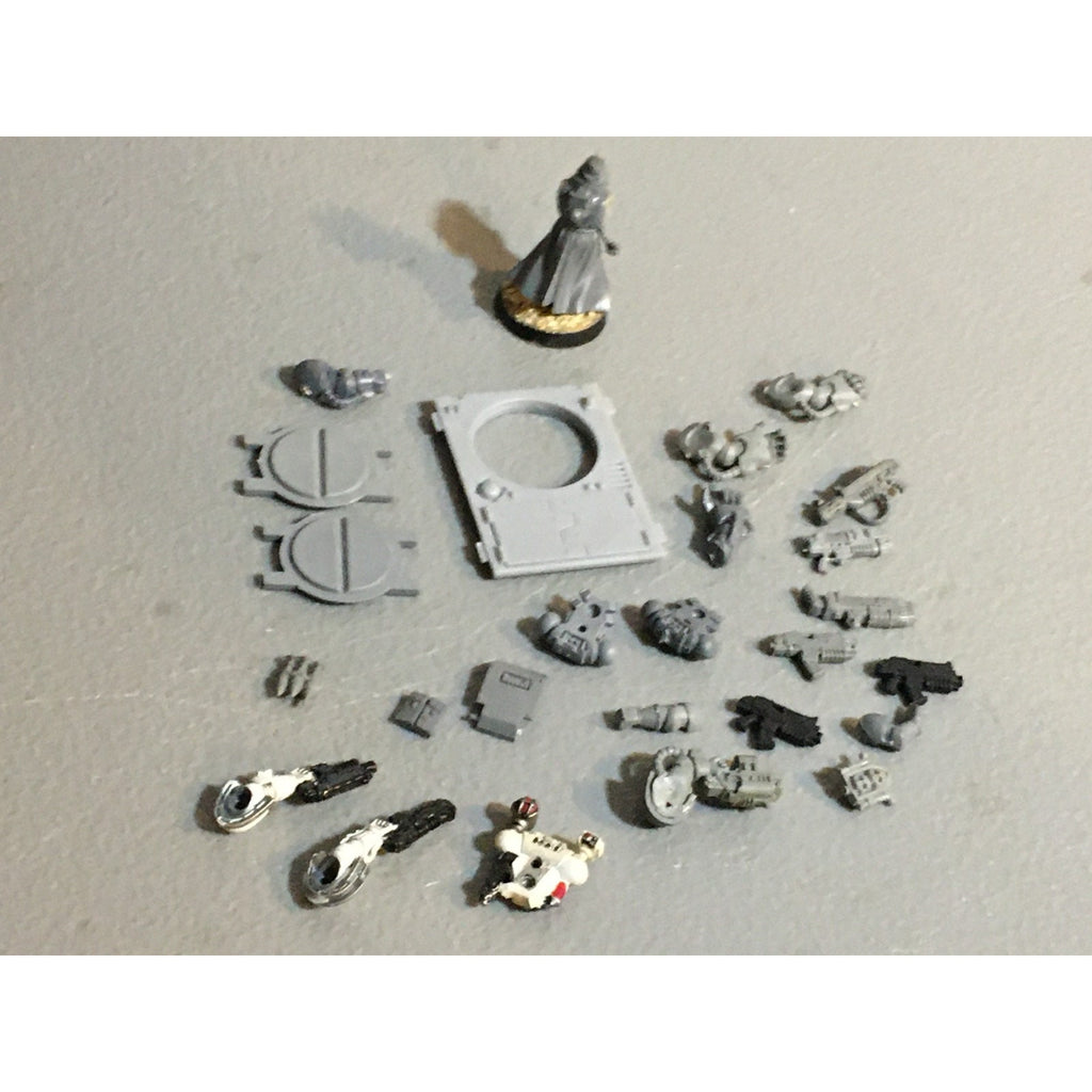 A25111 WARHAMMER 40K SPACE MARINES BITS LOT POWERFIST GUNS BACKPACK GW