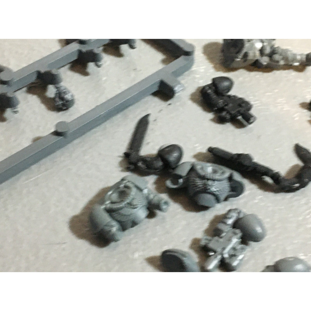A21068 WARHAMMER 40K SPACE MARINES BITS LOT SCOUTS SHOTGUNS PISTOLS HEADS