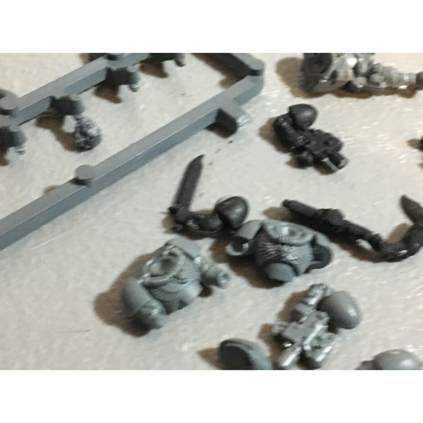 A21068 WARHAMMER 40K SPACE MARINES BITS LOT SCOUTS SHOTGUNS PISTOLS HEADS