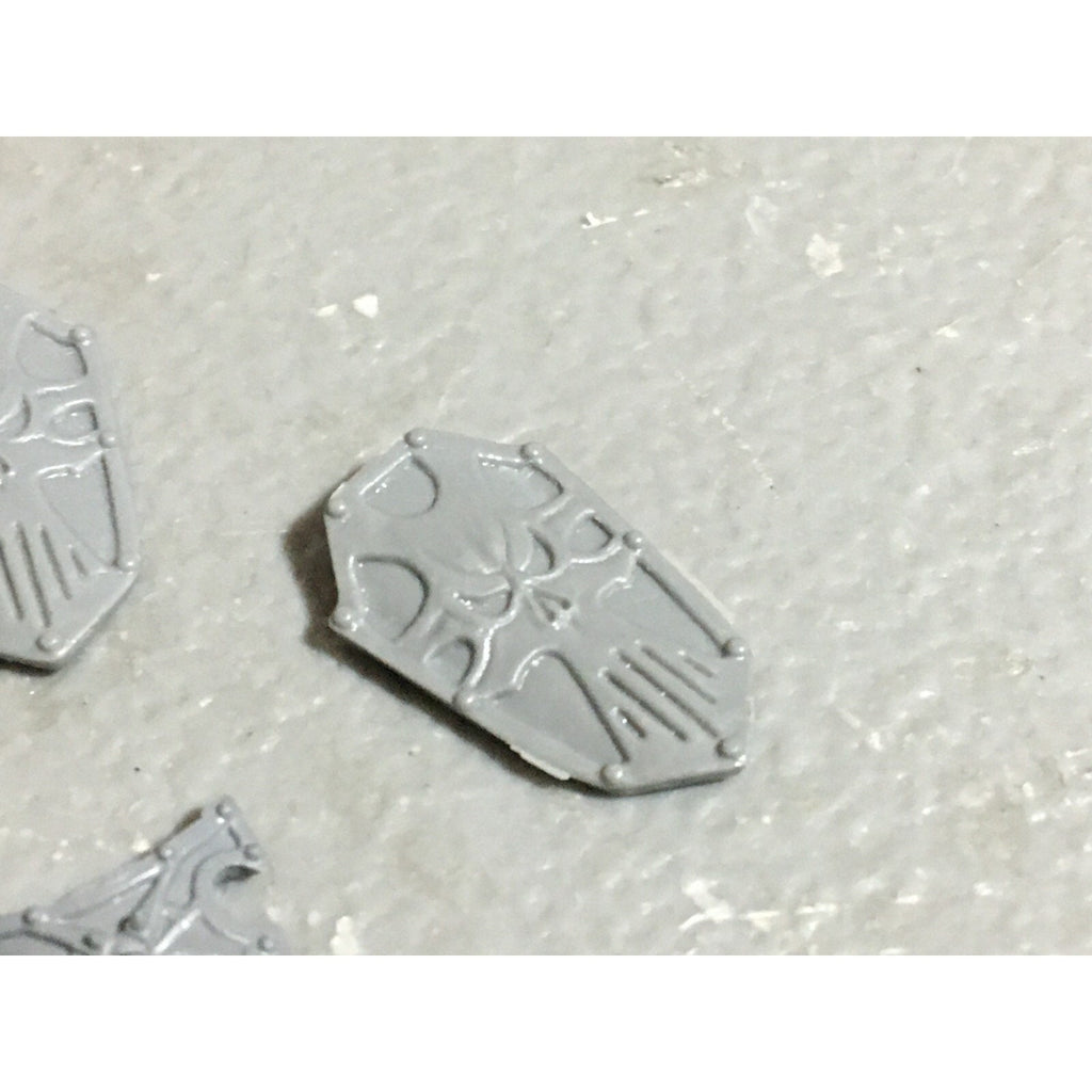 A22249 WARHAMMER FANTASY CHAOS MORTALS BITS LOT WARRIORS KNIGHTS SHIELDS GW OOP