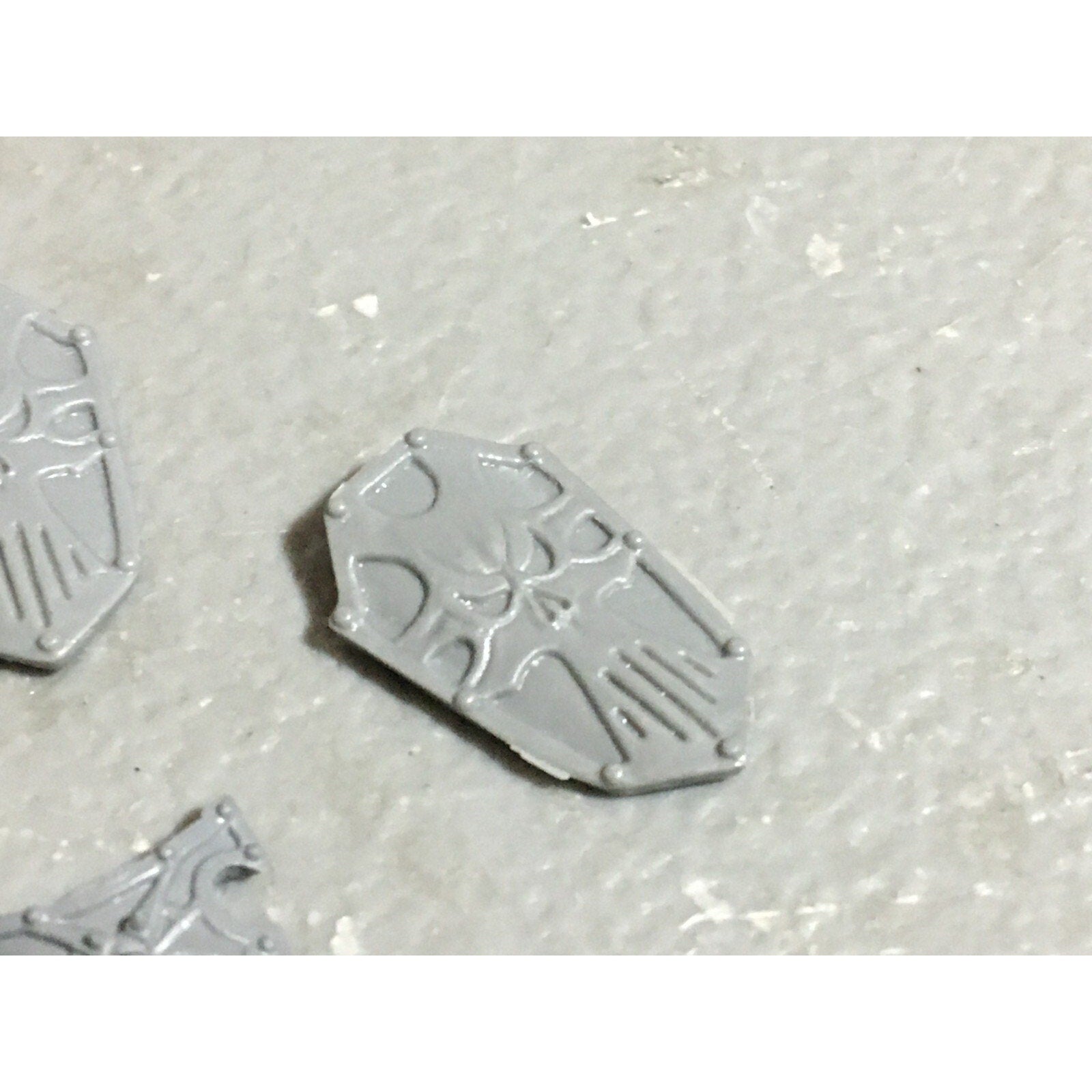 A22249 WARHAMMER FANTASY CHAOS MORTALS BITS LOT WARRIORS KNIGHTS SHIELDS GW OOP