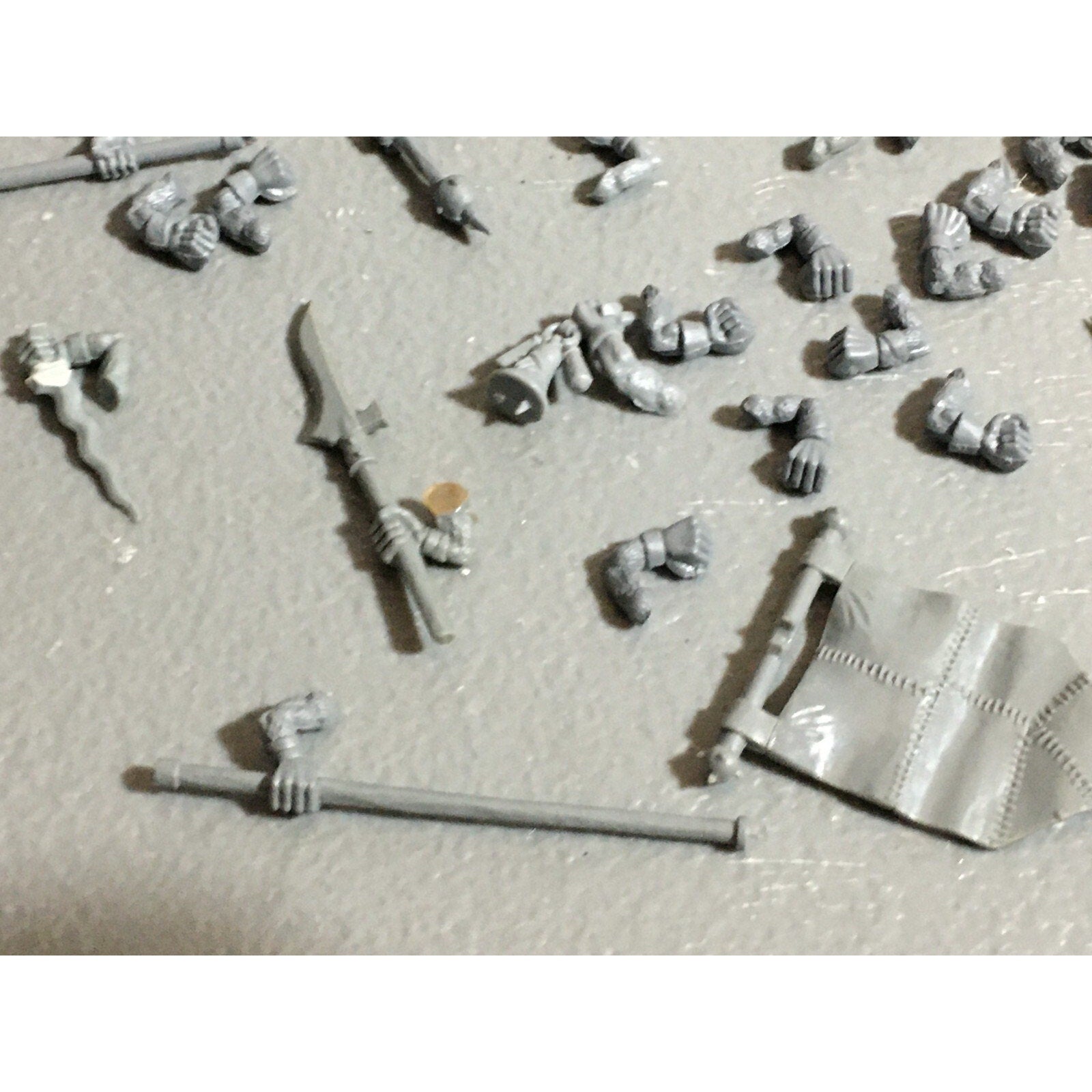A22308 WARHAMMER FANTASY SKAVEN BITS LOT MIXED ARMS ICONS TAIL GAMES WORKSHOP GW