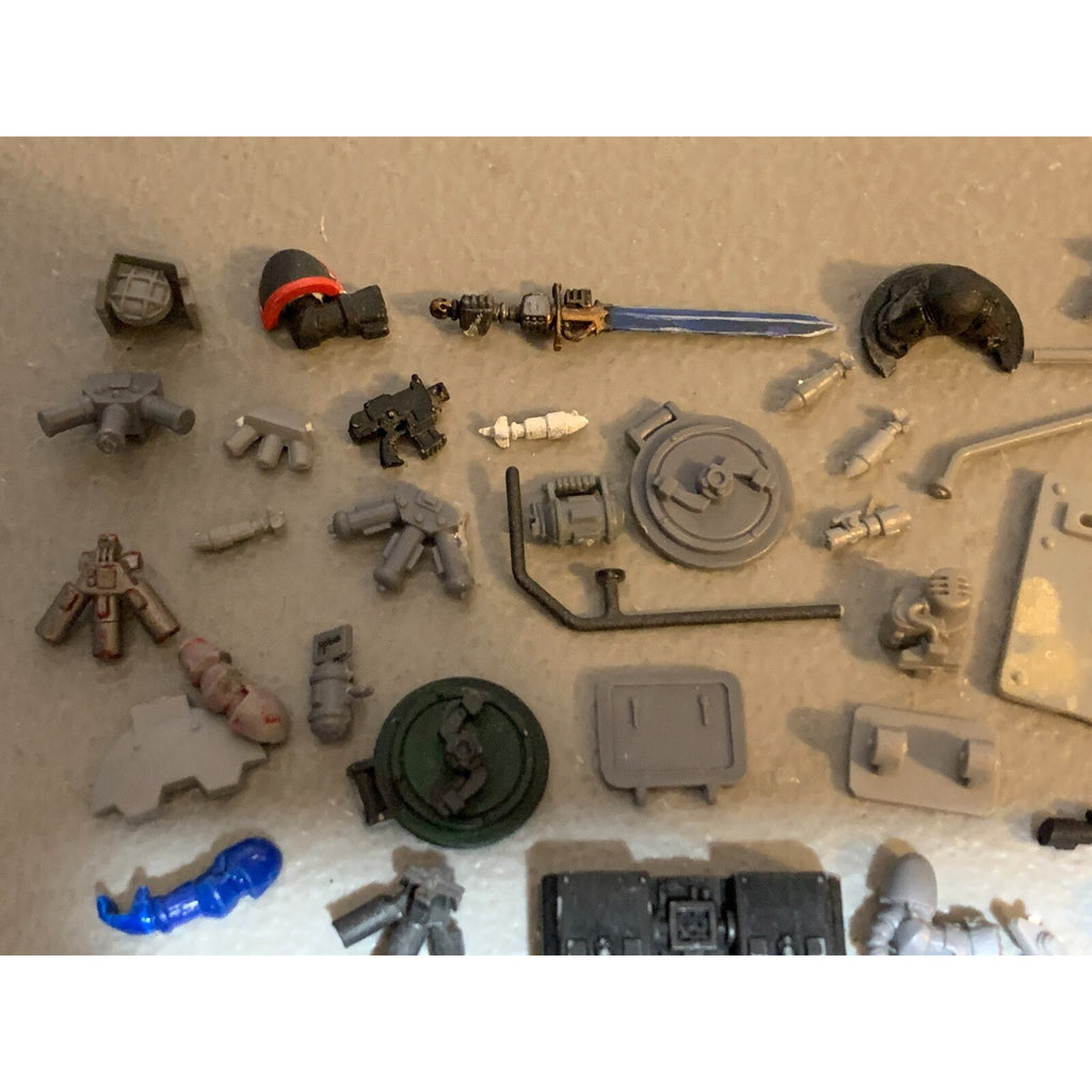 A23327 WARHAMMER 40K SPACE MARINES BITS LOT GUNS ARMS TANK STANDARD POLE GW
